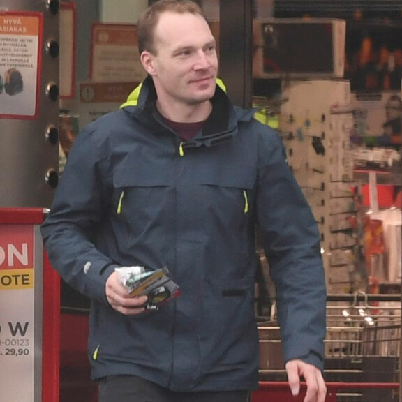 Jari-Matti lähti Motonetistä teippirullat hyppysissään. Hän näytti olevan varsin hyvällä tuulella. Jari-Matti