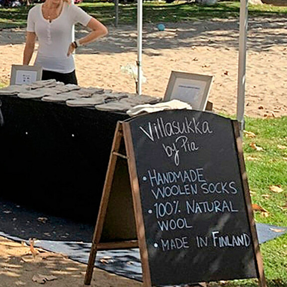 Oho! Uhkea Pia Lamberg kaupitteli villasukkia syysmarkkinoilla – kuva! Pia
