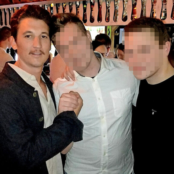 Miles poseerasi yhteiskuvassa suomalaismiesten kanssa. Miles Teller