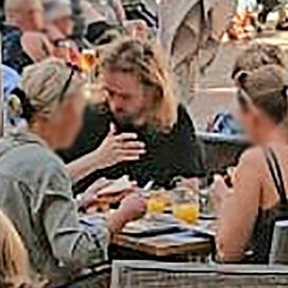 Tukka pörrössä! Anssi Kela käänsi katseita aamiaisella Fuengirolassa – kuva! Anssi kela