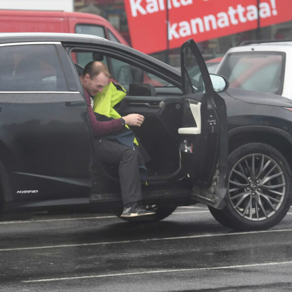 Öky-Lexuksen luona Jari-Matti moikkasi kuskin paikalla istunutta Maisaa, minkä jälkeen ralliässä innostui virnuilemaan villisti. Öky-Lexuksen luona Jari-Matti moikkasi kuskin paikalla istunutta Maisaa, minkä jälkeen ralliässä innostui virnuilemaan villisti.