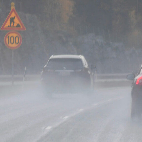 Maisa ohjasti Jari-Matin Lexusta Helsingin suuntaan varsin kovalla nopeudella. Auton takavalot olivat pimeinä. Maisa ohjasti Jari-Matin Lexusta Helsingin suuntaan varsin kovalla nopeudella. Auton takavalot olivat pimeinä.