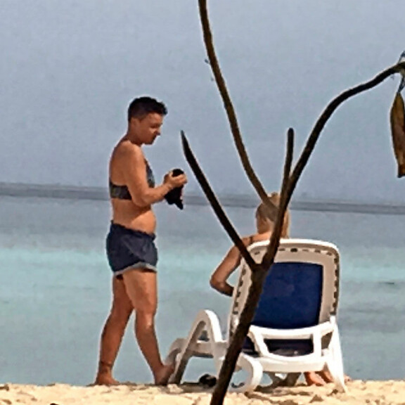 Silminnäkijän mukaan Elina ja Emmi viettivät lomaa muun muassa uiden ja snorklaten. Silminnäkijän mukaan Elina ja Emmi viettivät lomaa muun muassa uiden ja snorklaten.