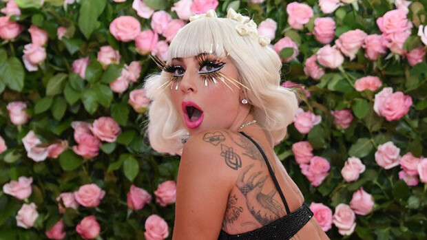 Auts! Lady Gaga hyppäsi fanin syliin kesken konsertin: ryminällä alas lavalta – katso! Lady Gaga