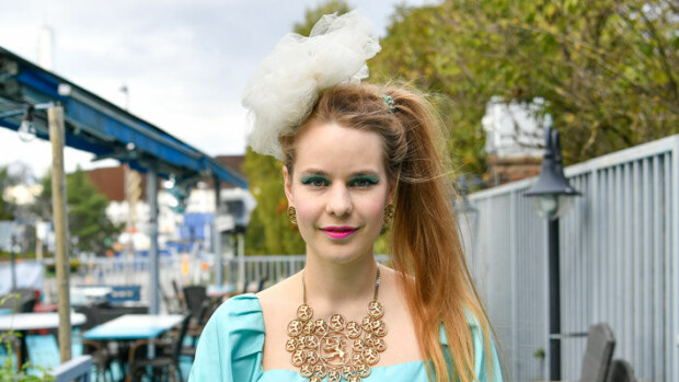 Rajua kritiikkiä ulkonäöstä! Toimittajakaunotar Ina Mikkola: ”Toivon, että ihmiset kiinnittävät päässäni olevan rusetin sijaan huomion ohjelmieni sisältöön!” Ina Mikkola saa kritiikkiä ulkonäöstä.