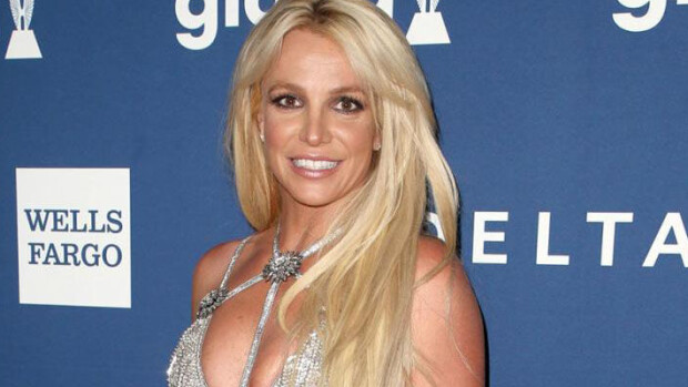 Britney Spears hehkuttaa nuorta rakastaaansa upealla bikinikuvalla - Kääk, mikä runko! britney