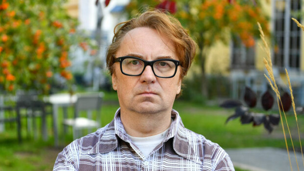 Sarjakuvapiirtäjä Pertti Jarla: ”Fingerpori on kunnianosoitus Kouvolalle!” Pertti Jarla piirsi Fingerporin kunnianosoituksesksi Kouvolalle.