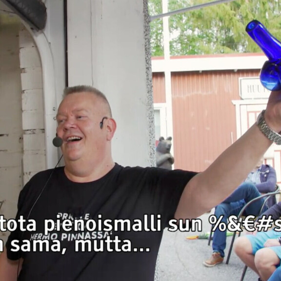 Huutokauppakeisari myy roisia lasiesinettä – yleisö hullaantuu sinisestä lasifalloksesta: ”Se on pienoismalli sun kull*sta” – kuva! huutokauppa