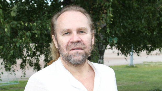 Kohuohjaaja Jussi Parviainen eläytyy Jeesukseen hypnoosilla ”Seisoin kädet ylhäällä useita tunteja!” Jussi Parviainen tutkii Jeesusta.