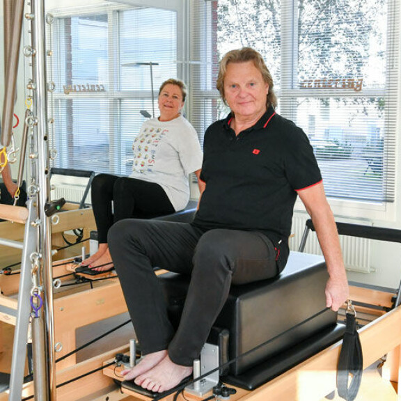 Pepe aikoo jatkaa keikkailua niin kauan kun on hyvässä kunnossa. – Emme ole muuttamassa Bora Boralle tai edes Aurinkorannikolle. Pepe haluaa jatkaa niin kauan kuin laulu kulkee, Pauliina kertoo. – Kun en jaksa laulaa, alan räpätä, Pepe naurahtaa. Pepe aikoo jatkaa keikkailua niin kauan kun on hyvässä kunnossa. – Emme ole muuttamassa Bora Boralle tai edes Aurinkorannikolle. Pepe haluaa jatkaa niin kauan kuin laulu kulkee, Pauliina kertoo. – Kun en jaksa laulaa, alan räpätä, Pepe naurahtaa.