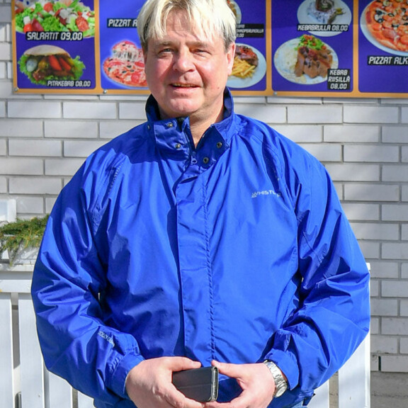 Ari Saarinen löysi Matin autolle ostajan. Ari Saarinen löysi Matin autolle ostajan.