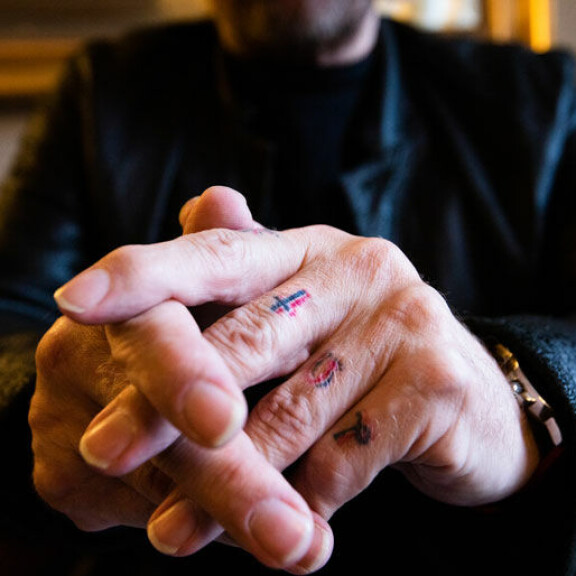 Ennen Pakistaniin matkaamistaan Jussi otti sormiinsa kristinuskoa symboloivat tatuoinnit. – Koin, että ne olivat minulle passi pois, jos tulisi paha paikka. Ennen Pakistaniin matkaamistaan Jussi otti sormiinsa kristinuskoa symboloivat tatuoinnit. – Koin, että ne olivat minulle passi pois, jos tulisi paha paikka.