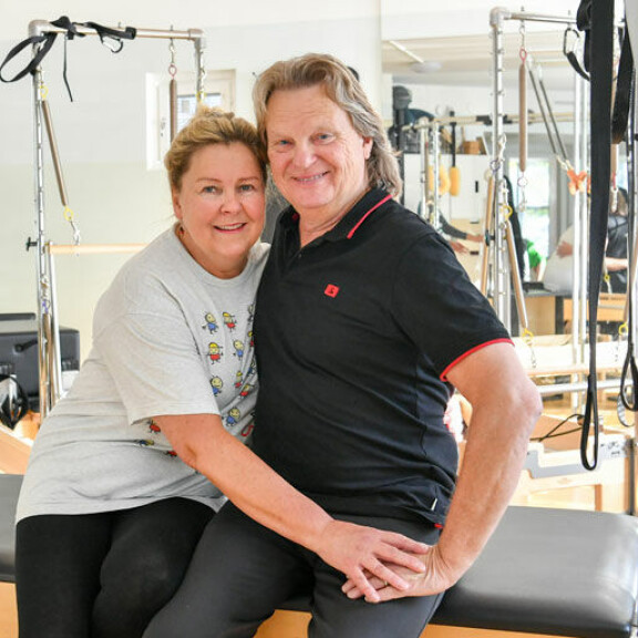 – Laulajalle on tärkeää avata kroppa ennen lavalle nousemista. Täällä nyt harjoittelemme oikeita liikkeitä, Pauliina kertoo. – Laulajalle on tärkeää avata kroppa ennen lavalle nousemista. Täällä nyt harjoittelemme oikeita liikkeitä, Pauliina kertoo.