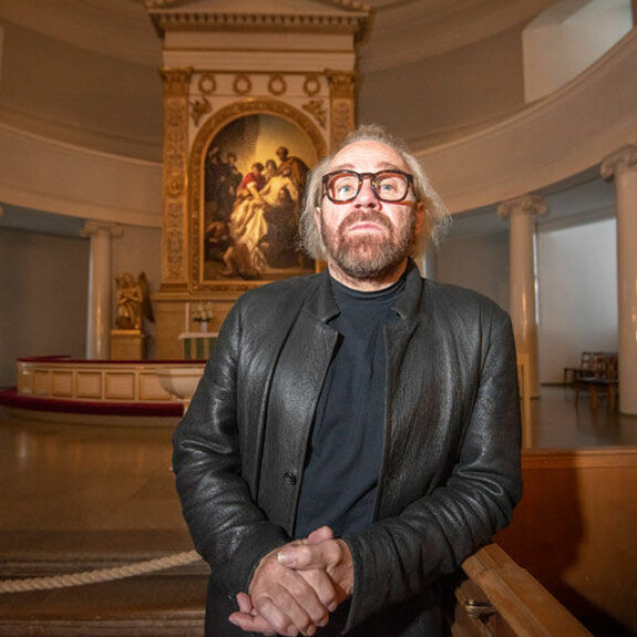 – Uudessa näytelmässä olen maaginen kertoja, joka opettaa, miten Jeesusta voi siteerata, Jussi sanoo. – Uudessa näytelmässä olen maaginen kertoja, joka opettaa, miten Jeesusta voi siteerata, Jussi sanoo.