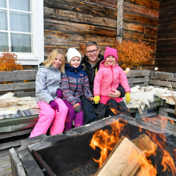 Jani myöntää ikävöivänsä lapsiaan näiden ollessa äitinsä luona. – Sen kanssa kuitenkin eletään, koska ei ole vaihtoehtoja. Jani myöntää ikävöivänsä lapsiaan näiden ollessa äitinsä luona. – Sen kanssa kuitenkin eletään, koska ei ole vaihtoehtoja.