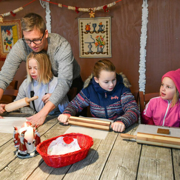 – Yhdessä vietetyt hetket ovat niitä tähtihetkiä, Jani iloitsee lastensa seurasta. – Yhdessä vietetyt hetket ovat niitä tähtihetkiä, Jani iloitsee lastensa seurasta.