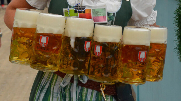 Usain Bolt kumosi tuoppia Oktoberfestissa - huomion varasti kuitenkin tämä Playboy-kaunotar! Katso kuvat! Oktoberfest
