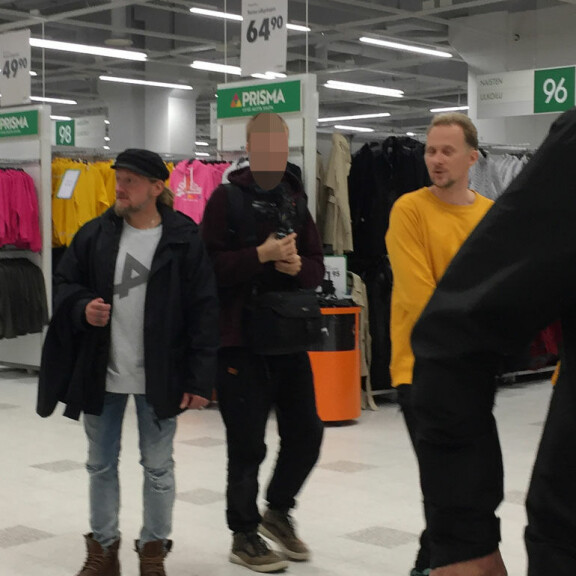 Kameramies mukana! Duudsoneiden Jarppi Leppälä ja Jarno Laasala shoppailivat lähiömarketissa – kuva! Jarppi ja Jarni marketissa.