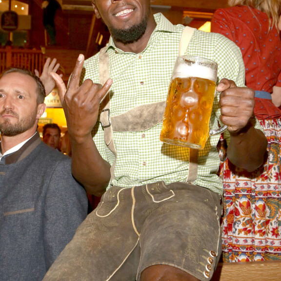 Usain Bolt kumosi tuoppia Oktoberfestissa - huomion varasti kuitenkin tämä Playboy-kaunotar! Katso kuvat! Bolt-usain