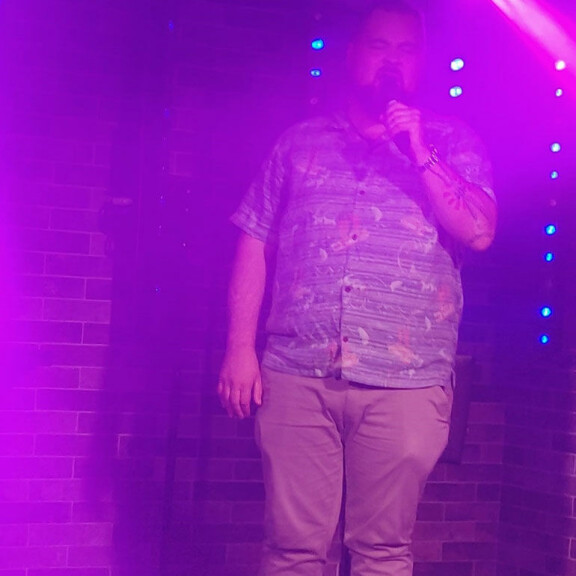 Kuva! Suurin pudottaja -tähti Akseli Herlevi kumosi maitodrinkkejä ja tulkitsi karaokea! Akseli Herlevi lauloi karaokea.