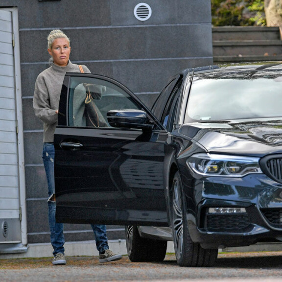 Seiskan paparazzi tavoitti Maisan, kun hän hyppäsi salarakkaansa kyytiin miehen asunnolla. Maisa