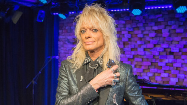 Tukka ja takki kuntoon! Junaa odottava rocklegenda Michael Monroe herätti huomiota asemalla – kuva! Michael Monroe odotti junaa.