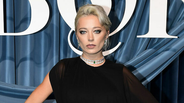 Venäjän Elle yllättää: Malli Caroline Vreeland kannessa pelkät stay upit jalassa - katso! Caroline Vreeland