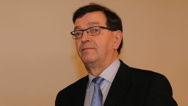 Kuva! Paavo Väyrynen odotti vuoroaan kännykkäkaupassa muina miehinä! Paavo Väyrynen odotti kännykkäkaupassa.