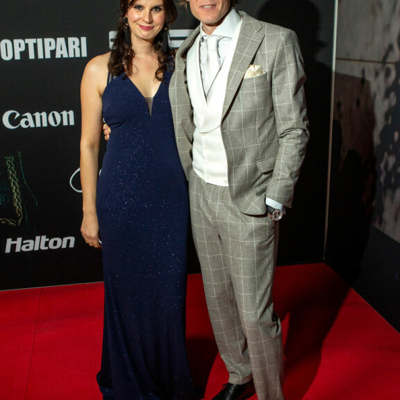 Olga näyttelee ensimmäistä kertaa pääroolin miehensä Tuukan ohjauksessa. Olga näyttelee ensimmäistä kertaa pääroolin miehensä Tuukan ohjauksessa.