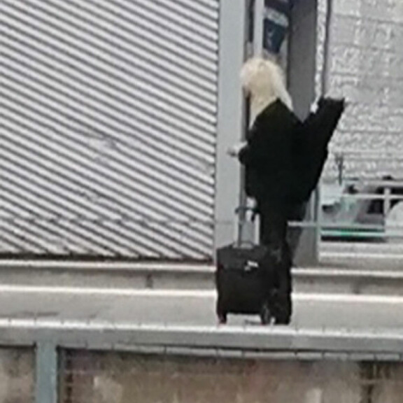 Tukka ja takki kuntoon! Junaa odottava rocklegenda Michael Monroe herätti huomiota asemalla – kuva! Michael Monroe odotti junaa.