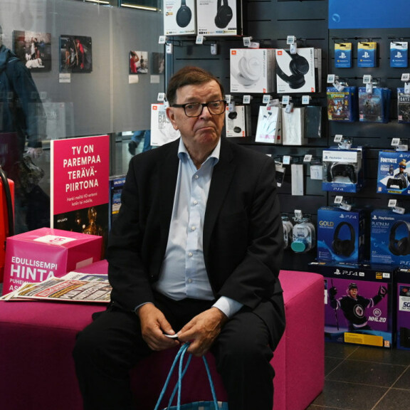 Kuva! Paavo Väyrynen odotti vuoroaan kännykkäkaupassa muina miehinä! Paavo Väyrynen kännykkäkaupassa.