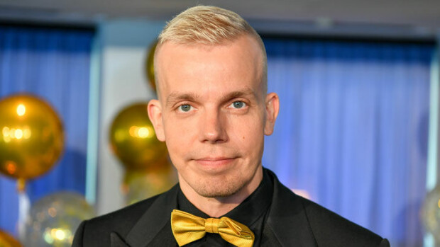 Viiniä ja oopperaa! Räppäri Elastinen yllätettiin korkeakulttuurin parista – kuva! Elastinen nähtiin oopperassa.