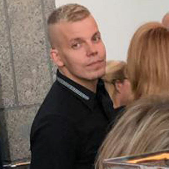 Viiniä ja oopperaa! Räppäri Elastinen yllätettiin korkeakulttuurin parista – kuva! Elastinen oopperassa.