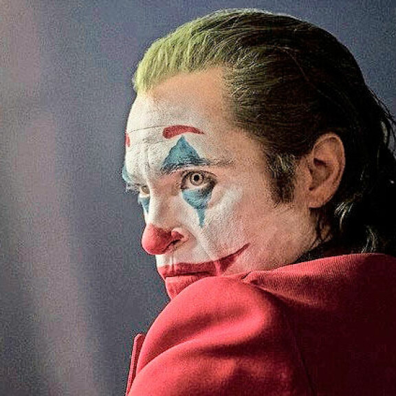 Joaquin Phoenix on Jokerina huikaiseva. Joaquin Phoenix on Jokerina peloton ja pidättelemätön.