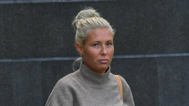 Salasuhteen paljastavat paparazzikuvat! Maisa Torppa hipsi silminnäkijöitä varoen salarakkaansa autokyytiin! Maisa Torppa meni salarakkaansa autoon.