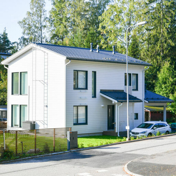 Talo sijaitsee rauhallisella paikalla vehreän puutarhan ympäröimänä. Talo sijaitsee rauhallisella paikalla vehreän puutarhan ympäröimänä.