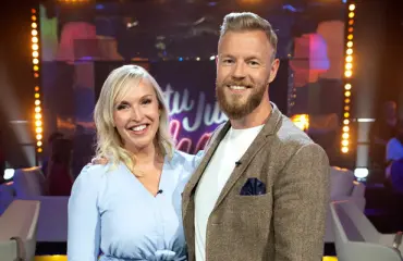 Kuva! Jutta Larm kurvailee häikäisevällä hybrid-ökybemarilla!