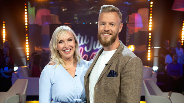 Kuva! Jutta Larm kurvailee häikäisevällä hybrid-ökybemarilla! Jutta Larmilla on ökybemari.