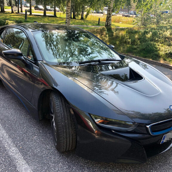 Jutan häikäisevän BMWi8-hybridauton hinta pyörii 160 000 euron hujakoilla. Jutan häikäisevän BMWi8-hybridauton hinta pyörii 160 000 euron hujakoilla.