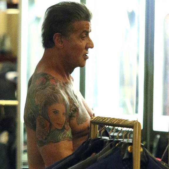 Oho! Huiman kovakuntoinen Sylvester Stallone onkin rajusti tatuoitu - katso paidattomat kuvat! sylvester stallone