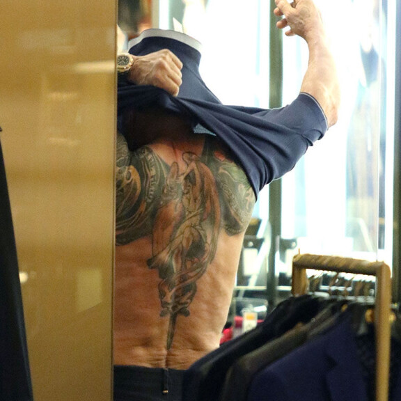 Oho! Huiman kovakuntoinen Sylvester Stallone onkin rajusti tatuoitu - katso paidattomat kuvat! sylvester stallone
