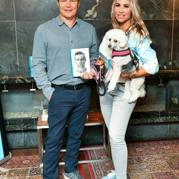 Mika Salo edusti puolisonsa Henna Pihlajan ja Elli-koiran kanssa hyvän ystävänsä Iiro Seppäsen elämäkerran julkistamistilaisuudessa. Mika Salo edusti puolisonsa Henna Pihlajan ja Elli-koiran kanssa hyvän ystävänsä Iiro Seppäsen elämäkerran julkistamistilaisuudessa.