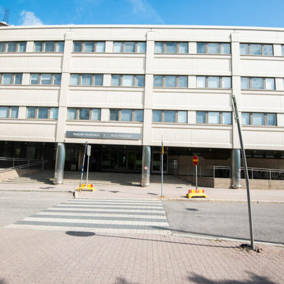 Nikon pitkä vankeus Pasilan  poliisivankilassa on päättynyt. Nikon pitkä vankeus Pasilan  poliisivankilassa on päättynyt.