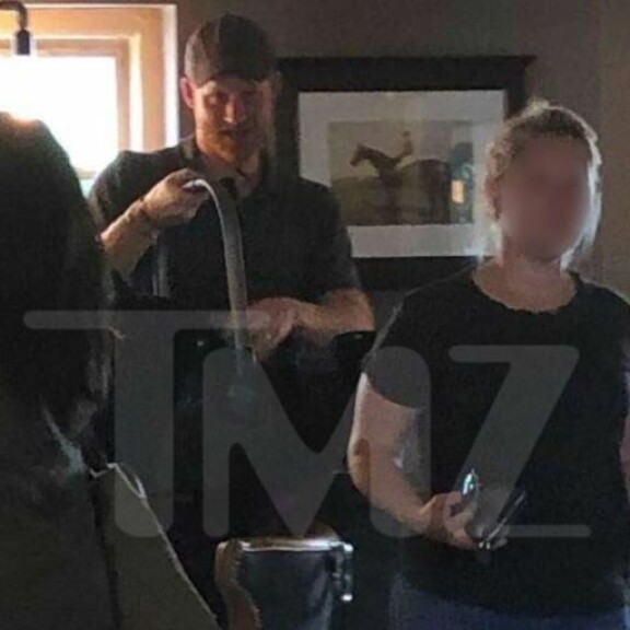 Esitti tavista! Prinssi Harry vei Archie-vauvan pubiin - paparazzikuva! Pubissa