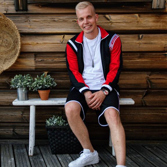 Elastinen paljastaa ottaneensa aikoinaan tarkoituksella etäisyyttä isäänsä. Elastinen paljastaa ottaneensa aikoinaan tarkoituksella etäisyyttä isäänsä.