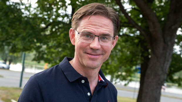 Hups! Jalkansa loukannut ex-pääministeri Jyrki Katainen ostoksilla keppien kanssa – kuva! Jyrki Katainen nähtiin keppien kanssa.