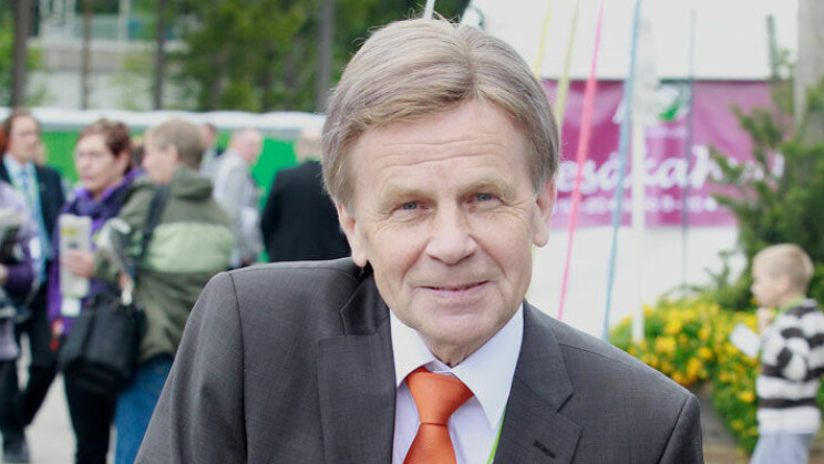 Kuva! Mauri Pekkarinen tuskaili lippuautomaatilla! Mauri Pekkarinen tuskaili lippuautomaatilla.