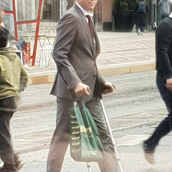 Hups! Jalkansa loukannut ex-pääministeri Jyrki Katainen ostoksilla keppien kanssa – kuva! Jyrki Katainen
