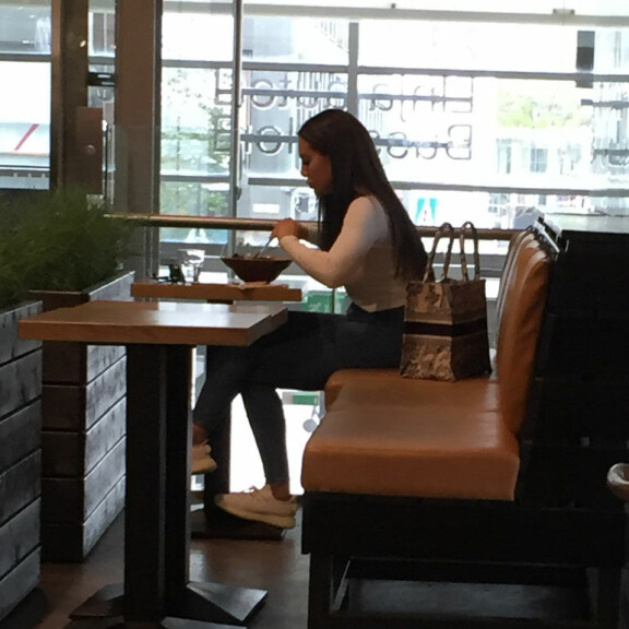 Kuva! Alakuloinen Sofia Belórf nautti salaattia ökylaukkunsa kanssa! Sofia Belorf ja ökylaukku salaatilla.