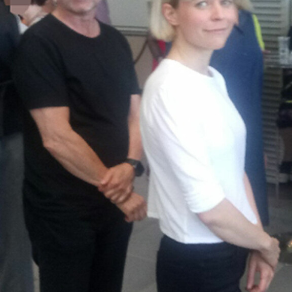 Paljonkertova kuva! Paula Vesala ja Esa-Pekka Salonen sulautuivat massaan ilmaistanssijaisissa! Esa-Pekka Salonen ja Paula Vesala.